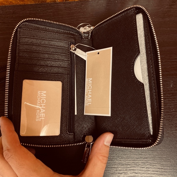 Michael Kors Multi-Function Perf Wristlet/Wallet - Picture 6 of 6